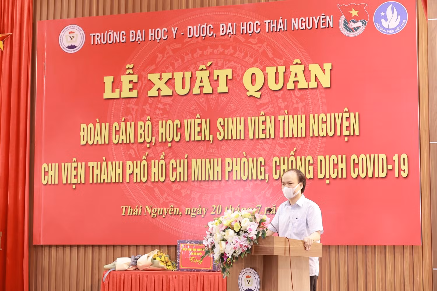 Lãnh đạo nhà trường chia sẻ và động viên các cán bộ, giảng viên, sinh viên đã tình nguyện lên tuyến đầu chống dịch. (Ảnh: Nhà trường cung cấp) Lãnh đạo nhà trường chia sẻ và động viên các cán bộ, giảng viên, sinh viên đã tình nguyện lên tuyến đầu chống dịch. (Ảnh: Nhà trường cung cấp)