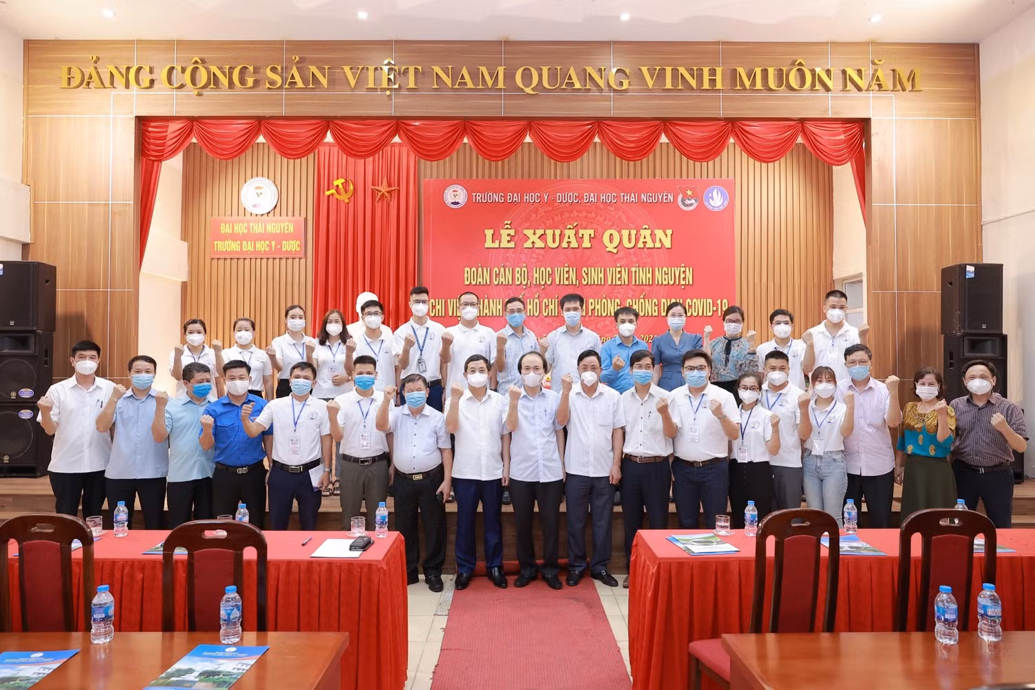 Các chiến sĩ áo trắng Trường Đại học Y Dược (Đại học Thái Nguyên) thể hiện quyết tâm, sẵn sàng với nhiệm vụ được giao. (Ảnh: Nhà trường cung cấp) Các chiến sĩ áo trắng Trường Đại học Y Dược (Đại học Thái Nguyên) thể hiện quyết tâm, sẵn sàng với nhiệm vụ được giao. (Ảnh: Nhà trường cung cấp)
