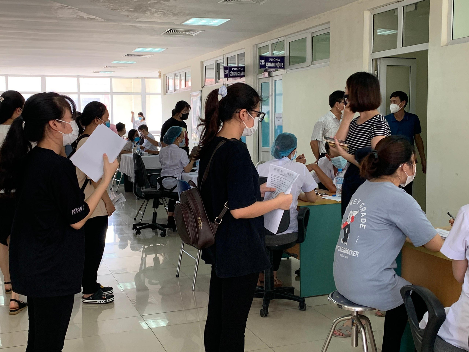 Nhà trường tổ chức tiêm vắc xin phòng Covid-19 cho sinh viên tình nguyện để chuẩn bị lực lượng sẵn sàng hỗ trợ Thành phố Hồ Chí Minh. (Ảnh: Trường Đại học Kỹ thuật Y tế Hải Dương) Nhà trường tổ chức tiêm vắc xin phòng Covid-19 cho sinh viên tình nguyện để chuẩn bị lực lượng sẵn sàng hỗ trợ Thành phố Hồ Chí Minh. (Ảnh: Trường Đại học Kỹ thuật Y tế Hải Dương)