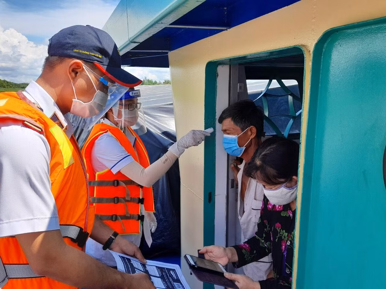 Áp lực công việc rất lớn khi các tình nguyện viên làm việc tại các chốt trực với lưu lượng xe cộ, người và hàng hóa lớn. (Ảnh: NVCC)