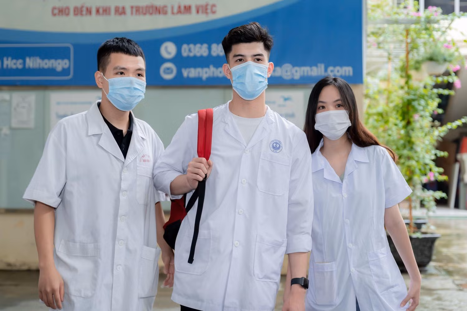 Các chiến sĩ áo trắng trước giờ lên đường làm nhiệm vụ. (Ảnh: Nhà trường cung cấp)
