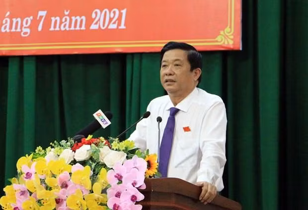 Bí thư Tỉnh ủy, Chủ tịch HĐND tỉnh Vĩnh Long Bùi Văn Nghiêm phát biểu tại kỳ họp.