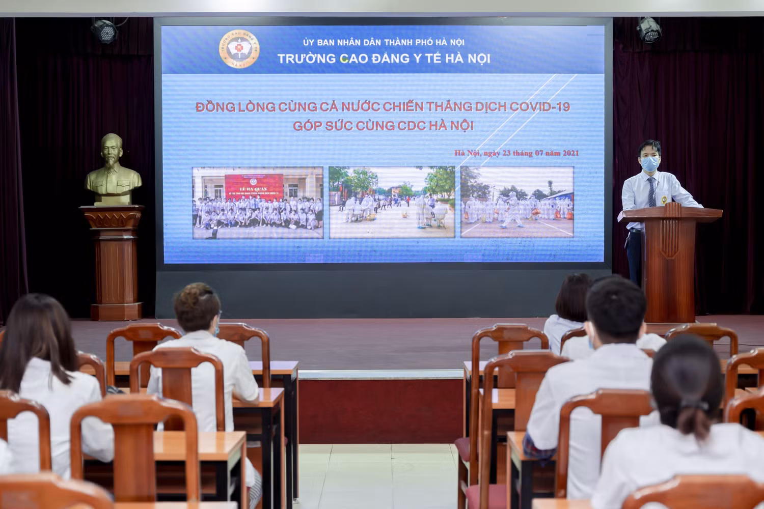 Tiến sĩ Phạm Văn Tân chia sẻ, động viên các em sinh viên trước giờ nhận nhiệm vụ mới. (Ảnh: Nhà trường cung cấp)