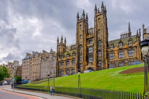 Đại học Edinburgh có các khóa học đại học và sau đại học về nghệ thuật và nhân văn. Ảnh: iStock. Đại học Edinburgh có các khóa học đại học và sau đại học về nghệ thuật và nhân văn. Ảnh: iStock.