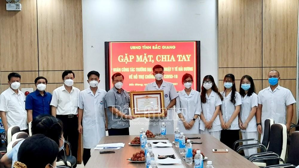 Trao bằng khen ghi nhận những đóng góp chống dịch của Trường Đại học Kỹ thuật Y tế Hải Dương. (Ảnh: Báo Bắc Giang) Trao bằng khen ghi nhận những đóng góp chống dịch của Trường Đại học Kỹ thuật Y tế Hải Dương. (Ảnh: Báo Bắc Giang)