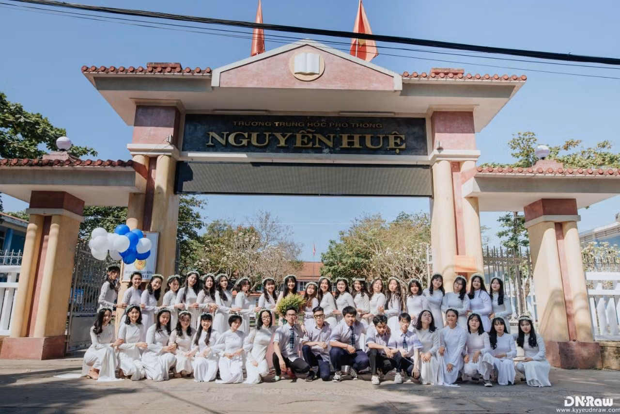 Quang Huy cùng các bạn học lớp 12B1 Trường Trung học phổ thông Nguyễn Huệ. (Ảnh: NVCC) Quang Huy cùng các bạn học lớp 12B1 Trường Trung học phổ thông Nguyễn Huệ. (Ảnh: NVCC)