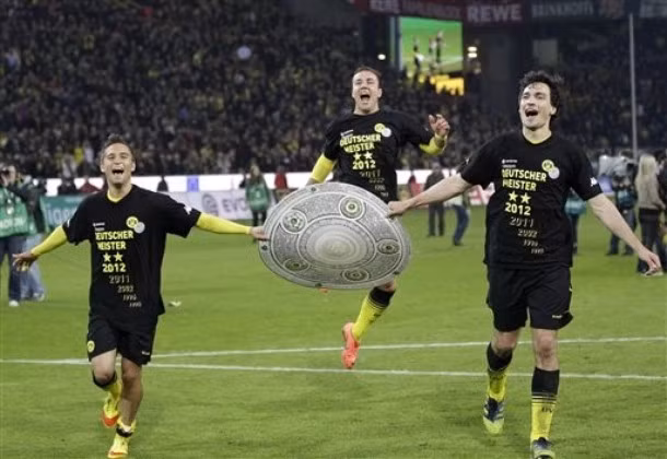 Các cầu thủ Dortmund bắt đầu ăn mừng chức vô địch