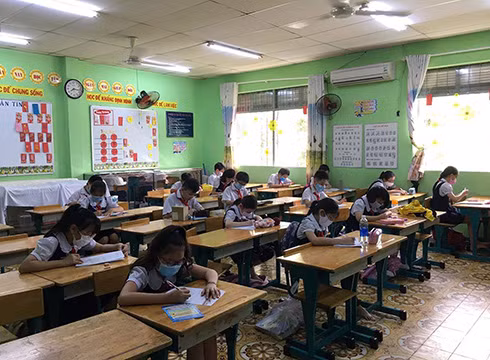Học sinh tiểu học Thành phố Hồ Chí Minh những ngày đầu quay trở lại trường sau đợt nghỉ (ảnh: P.L) Học sinh tiểu học Thành phố Hồ Chí Minh những ngày đầu quay trở lại trường sau đợt nghỉ (ảnh: P.L)