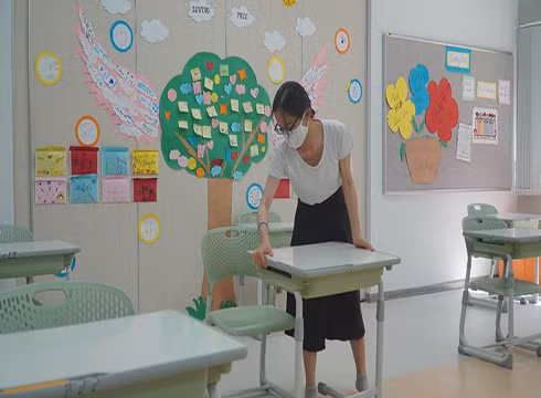 Giáo viên trường tích cực phòng chống dịch trước ngày đón học sinh quay lại trường (ảnh: VFIS)