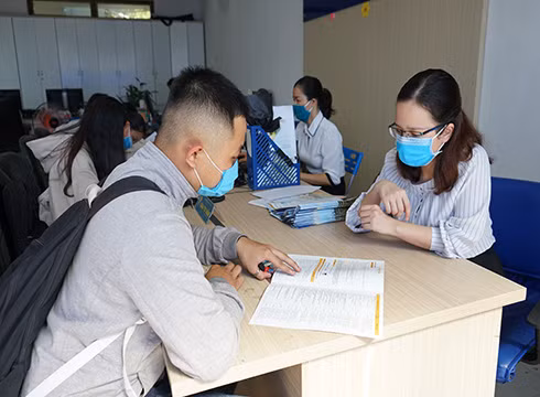 Một thí sinh nộp hồ sơ đăng ký xét tuyển bằng học bạ vào Trường Đại học Bà Rịa - Vũng Tàu (ảnh: BVU)