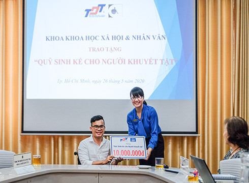 Đại diện TDTU trao tặng tiền cho Quỹ sinh kế cho người khuyết tật (ảnh: TDTU)