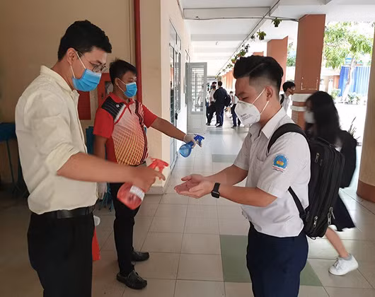 Học sinh rửa tay bằng nước sát khuẩn trước khi lên lớp (ảnh: P.L) Học sinh rửa tay bằng nước sát khuẩn trước khi lên lớp (ảnh: P.L)