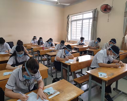 Học sinh khai báo tờ khai y tế trong ngày đầu tiên quay lại trường (ảnh: P.L) Học sinh khai báo tờ khai y tế trong ngày đầu tiên quay lại trường (ảnh: P.L)