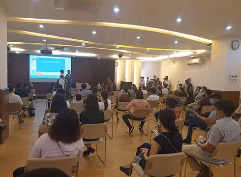 Phụ huynh được mời vào hội trường ngồi, nhưng VAS chỉ cử đại diện ra tiếp phụ huynh (ảnh: P.L)