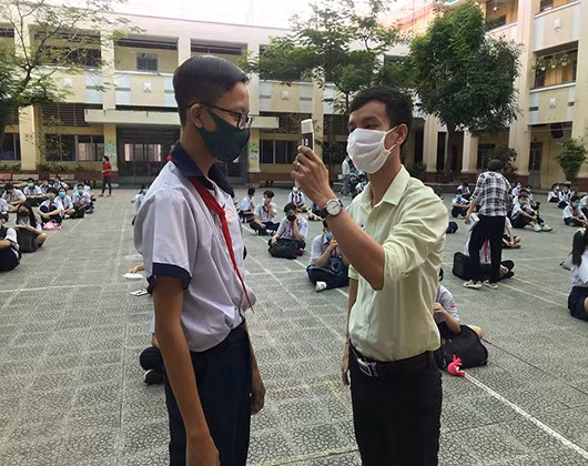 Học sinh trường Hậu Giang được đo thân nhiệt trong ngày đầu tiên quay lại trường (ảnh: CTV) Học sinh trường Hậu Giang được đo thân nhiệt trong ngày đầu tiên quay lại trường (ảnh: CTV)