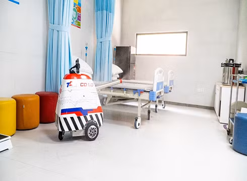 Robot khử khuẩn CD 1.0 của TDTU làm việc trong trường VFIS (ảnh: TDTU)