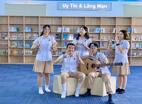 Đoạn rap "chất lừ" của Mon Hoàng Anh (thứ hai, trái sang) mang lại hơi thở mới mẻ cho ca khúc (Ảnh: NHG)