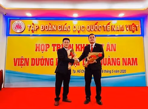 Ông Nguyễn Đức Quốc (trái) và cán bộ họp triển khai dự án (ảnh: P.L) Ông Nguyễn Đức Quốc (trái) và cán bộ họp triển khai dự án (ảnh: P.L)