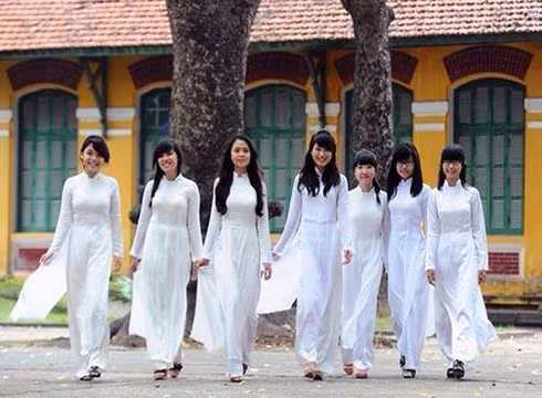 Nữ sinh Thành phố Hồ Chí Minh duyên dáng trong tà áo dài khi đến trường (ảnh: plo.vn) Nữ sinh Thành phố Hồ Chí Minh duyên dáng trong tà áo dài khi đến trường (ảnh: plo.vn)