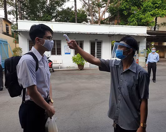 Học sinh trường Trần Quang Khải được đo thân nhiệt ngay từ cổng trường (ảnh: P.L) Học sinh trường Trần Quang Khải được đo thân nhiệt ngay từ cổng trường (ảnh: P.L)