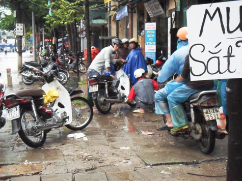 Và hiệu sửa xe cũng rất đông khách đến sửa xe bị chết máy. Và hiệu sửa xe cũng rất đông khách đến sửa xe bị chết máy.