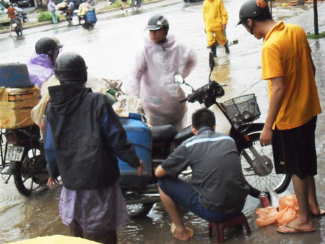 Những tay thợ sửa xe tháo bu-gi và lau khô là xe lại nổ được máy. Những tay thợ sửa xe tháo bu-gi và lau khô là xe lại nổ được máy.