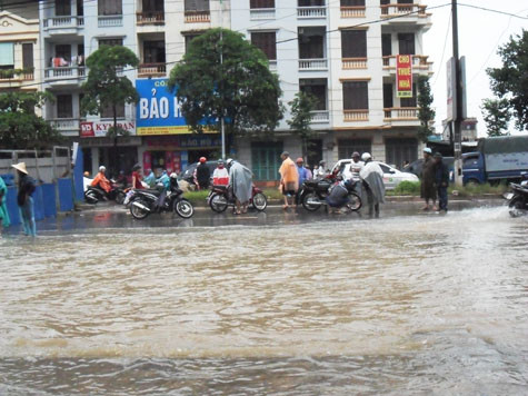 Cũng gặp tình trạng xe bị chết máy như cô Yên, chị Thu (Chúc Sơn) cho biết: đường ngập quá xe không thể đi nổi, đi được một đoạn đã bị chết máy, tôi cũng đem vào cho người ta sửa, chỉ dốc hết nước ở bô ra là lại đi ngon. (Ảnh: . Đường bị ngập sâu, nhiều phương tiện lưu thông bị chết máy.) Cũng gặp tình trạng xe bị chết máy như cô Yên, chị Thu (Chúc Sơn) cho biết: đường ngập quá xe không thể đi nổi, đi được một đoạn đã bị chết máy, tôi cũng đem vào cho người ta sửa, chỉ dốc hết nước ở bô ra là lại đi ngon. (Ảnh: . Đường bị ngập sâu, nhiều phương tiện lưu thông bị chết máy.)