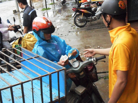 Cô Nguyễn Thị Yên (Thanh Oai) cho biết: Tôi đi bán thịt ở chợ về, đường ngập quá đến gần cả bắp chân, nước chảy cả vào trong xe nên bị chết máy. Thấy người ta nhận sửa lên tôi đem vào đây, chỉ có tháo bu-gi ra rồi lau khô mà mất 15 nghìn đồng. (Ảnh: Xe bị chết máy, 15 nghìn một lần lau khô bu-gi.) Cô Nguyễn Thị Yên (Thanh Oai) cho biết: Tôi đi bán thịt ở chợ về, đường ngập quá đến gần cả bắp chân, nước chảy cả vào trong xe nên bị chết máy. Thấy người ta nhận sửa lên tôi đem vào đây, chỉ có tháo bu-gi ra rồi lau khô mà mất 15 nghìn đồng. (Ảnh: Xe bị chết máy, 15 nghìn một lần lau khô bu-gi.)