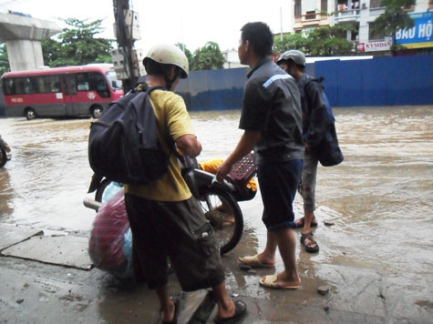 Đang thu tiền của khách hàng. Đang thu tiền của khách hàng.