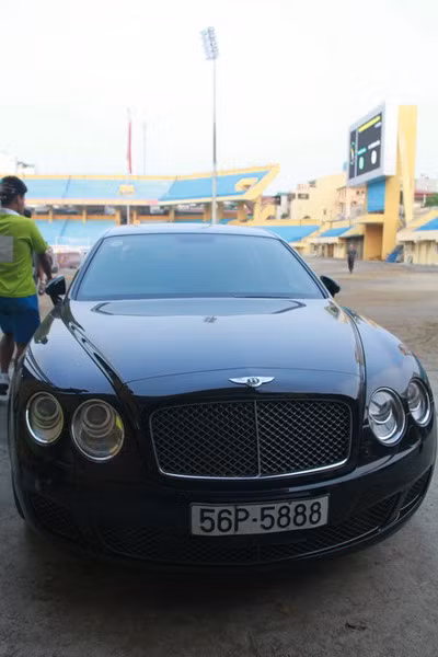 Chiếc siêu xe Bentley biển 56, là bạn đồng hành cùng ông mỗi khi ông đi xem bóng đá. Chiếc siêu xe Bentley biển 56, là bạn đồng hành cùng ông mỗi khi ông đi xem bóng đá.