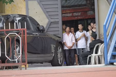 Ngay sau khi tin ông Nguyễn Đức Kiên bị bắt được tung ra, cổ phiếu của các công ty trên sàn giao dịch HNX30 giảm đồng loạt. Ảnh: Nhiều người dân hiếu kỳ đứng ngắm xế xịn của bầu Kiên. Ngay sau khi tin ông Nguyễn Đức Kiên bị bắt được tung ra, cổ phiếu của các công ty trên sàn giao dịch HNX30 giảm đồng loạt. Ảnh: Nhiều người dân hiếu kỳ đứng ngắm xế xịn của bầu Kiên.