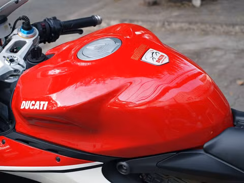 Phiên bản đặc biệt mang ba màu đặc trưng Italy trắng-xanh-đỏ của hãng xe Ducati đánh dấu sự ra đời của một thế hệ superbike mới. Phiên bản đặc biệt trang bị hệ thống chống bó cứng phanh ABS tiêu chuẩn, ngoài những công nghệ được trang bị trên chiếc Panigale 1199S phiên bản thông thường, Tricolore còn có thêm hệ thống phân tích dữ liệu thế hệ mới nhất của hãng xe Italy DDA+ với chức năng GPS cho từng hành trình, hệ thống ống xả dành cho xe đua titanium. Phiên bản đặc biệt mang ba màu đặc trưng Italy trắng-xanh-đỏ của hãng xe Ducati đánh dấu sự ra đời của một thế hệ superbike mới. Phiên bản đặc biệt trang bị hệ thống chống bó cứng phanh ABS tiêu chuẩn, ngoài những công nghệ được trang bị trên chiếc Panigale 1199S phiên bản thông thường, Tricolore còn có thêm hệ thống phân tích dữ liệu thế hệ mới nhất của hãng xe Italy DDA+ với chức năng GPS cho từng hành trình, hệ thống ống xả dành cho xe đua titanium.