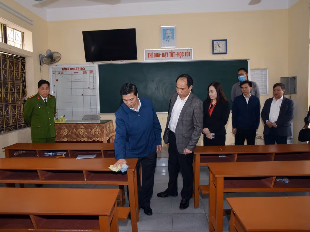 Ông Nguyễn Văn Tùng, Chủ tịch Ủy ban nhân dân thành phố Hải Phòng (thứ 2 từ trái sang) kiểm tra công tác phòng, chống dịch do vi rút Corona gây ra tại Trường Trung học phổ thông Mạc Đĩnh Chi (Ảnh: CTV)