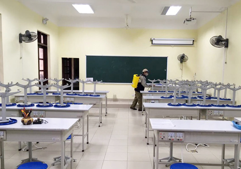 Trường Trung học cơ sở Ngô Quyền (quận Lê Chân( phun thuốc khử khuẩn các phòng học và quanh nhà trường (Ảnh: LT) Trường Trung học cơ sở Ngô Quyền (quận Lê Chân( phun thuốc khử khuẩn các phòng học và quanh nhà trường (Ảnh: LT)