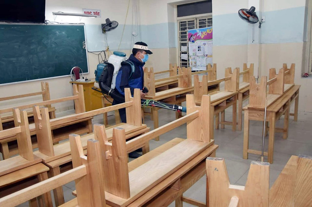 Trường Trung học cơ sở Hồng Bàng (quận Hồng Bàng) thực hiện việc phun thuốc khử khuẩn để phòng, chống dịch bệnh do vi rút Corona gây ra (Ảnh: LT) Trường Trung học cơ sở Hồng Bàng (quận Hồng Bàng) thực hiện việc phun thuốc khử khuẩn để phòng, chống dịch bệnh do vi rút Corona gây ra (Ảnh: LT)