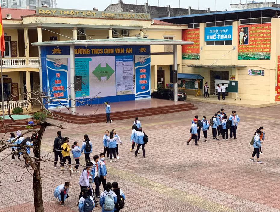 Học sinh Trường Trung học cơ sở Chu Văn An (quận Ngô Quyền) được tuyên truyền phòng, chống dịch Corona trong giờ ra chơi (Ảnh: BT)