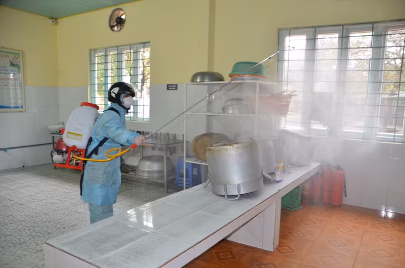 Các trường học ở Móng Cái (Quảng Ninh) được phun thuốc khử khuẩn (Ảnh: CTV)