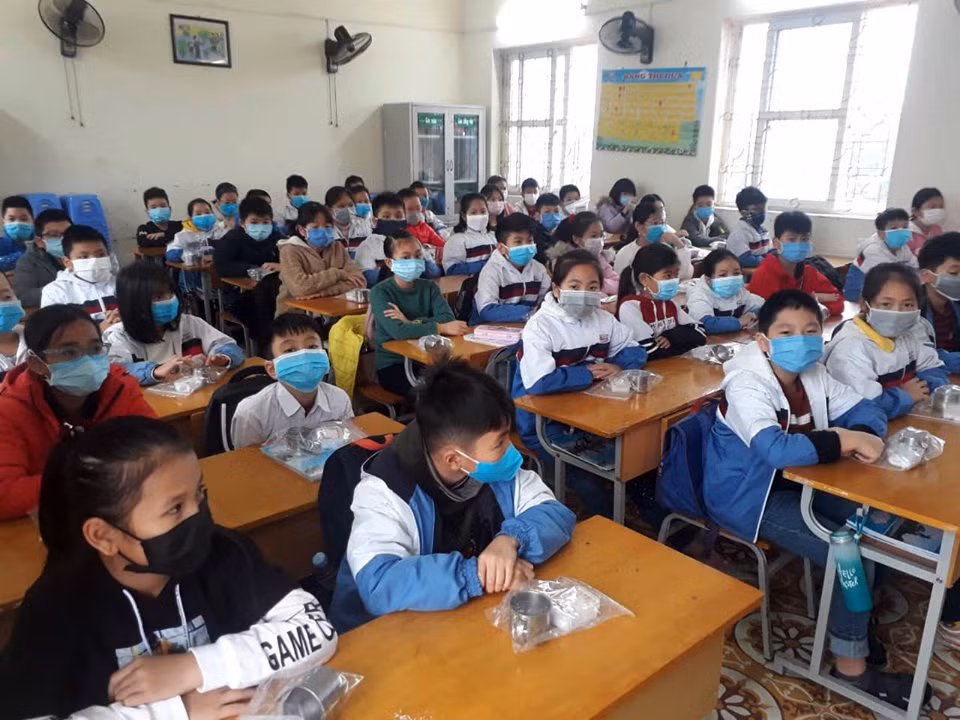 Các em học sinh Trường tiểu học Đông Hải 2 (quận Hải An) được trang bị cốc, khăn mặt phòng chống dịch (Ảnh: CTV)