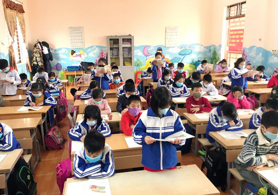 Học sinh Trường tiểu học Hải Thành (quận Dương Kinh) tự tin đến trường học tập bình thường. (Ảnh: LT)
