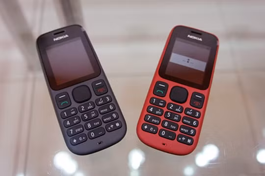 2. Ít tin nhắn spam 29% người dùng smartphone được hỏi cho biết, họ thường xuyên nhận được tin nhắn quảng cáo hoặc tin nhắn rác. Con số tương ứng bên phía feature phone chỉ là 20%. Xuất phát trên tư duy quảng cáo, kẻ spam luôn muốn tập trung vào những khách hàng lắm tiền và chịu chi như dân smartphone. Ngoài ra, hầu hết smartphone hiện nay đều hỗ trợ các phần mềm cho phép mọi người nhận/gửi tin nhắn miễn phí nữa chứ.