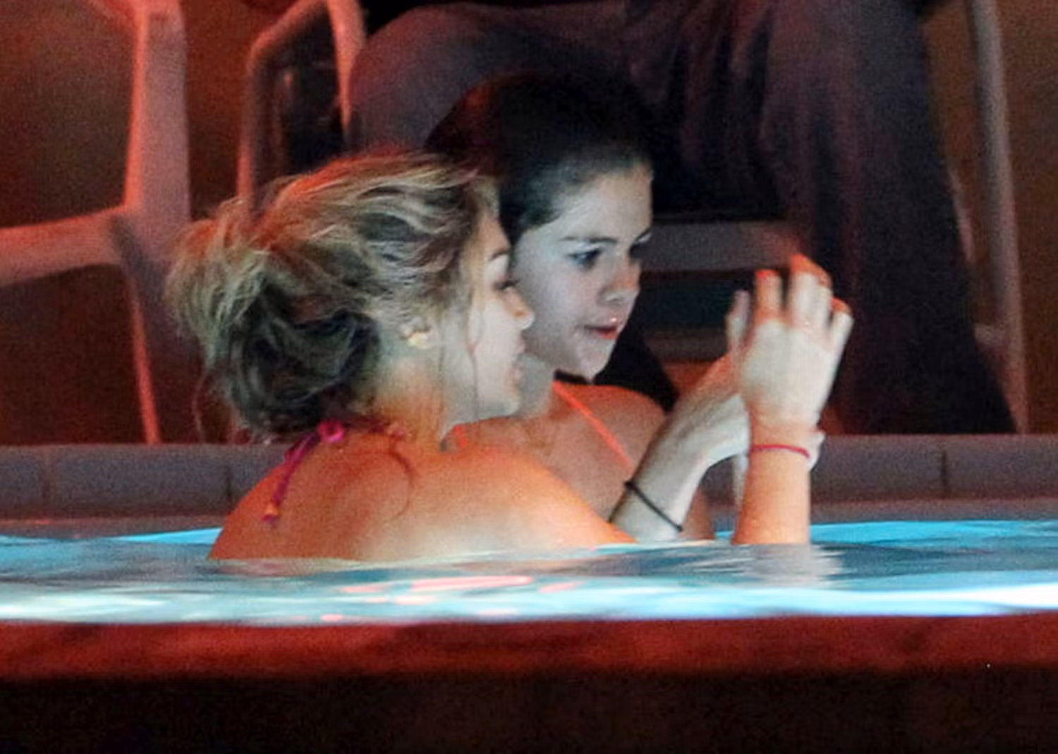 Vanessa Hudgens và Selena trong hồ bơi tại Florida.