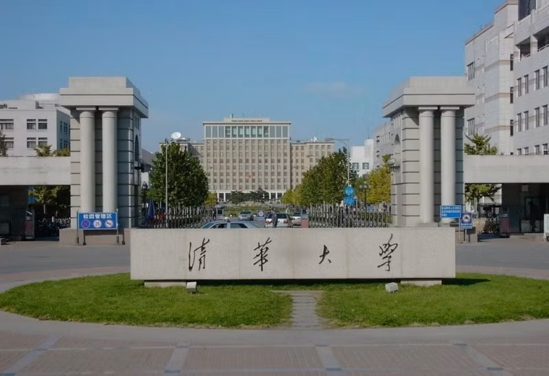 Thanh Hoa là trường đại học tổng hợp đứng đầu Trung Quốc, nằm tại phía Tây Bắc của Bắc Kinh. Trường có khuôn viên đẹp rộng, nằm trong top 14 trường có khuôn viên đẹp nhất Thế giới.
