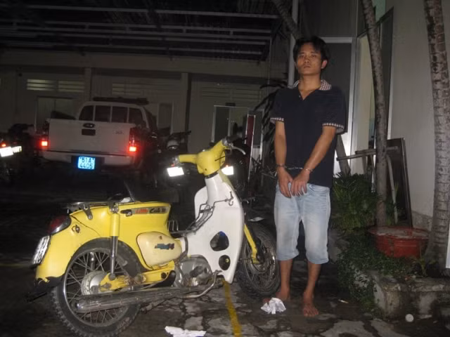 Tên cướp cùng tang vật gây án tại cơ quan công an Tên cướp cùng tang vật gây án tại cơ quan công an