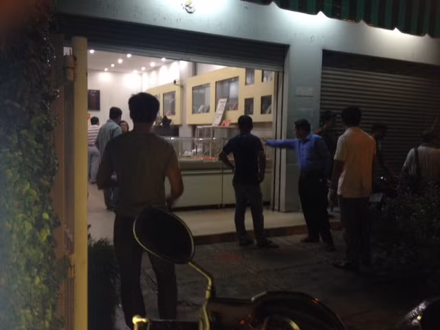 Đến 23h khuya 18/6, công tác khám nghiệm hiện trường vẫn đang tiến hành khẩn trương Đến 23h khuya 18/6, công tác khám nghiệm hiện trường vẫn đang tiến hành khẩn trương