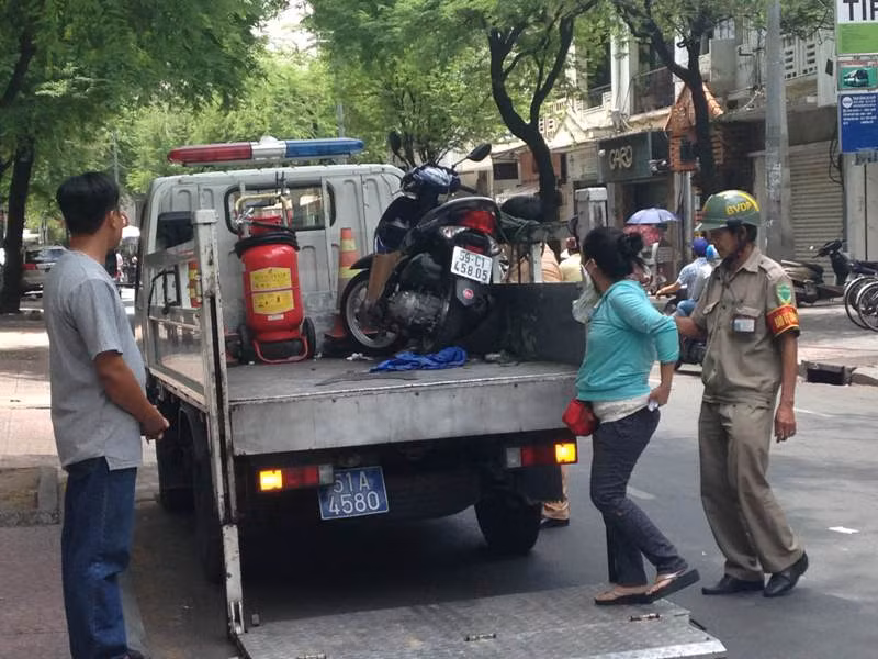 Lực lượng chức năng đang giải quyết hiện trường vụ tai nạn