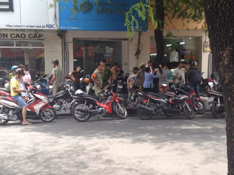 Rất đông người dân bức xúc đòi "xử" tài xế khi gây tai nạn mà bỏ chạy