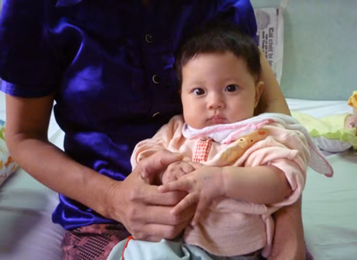 Bé Hoàng Thị Thư, 6 tháng tuổi, ở Lạc Sơn - Hòa Bình, bị bệnh tăng võng máu (LCH) ăn vào gan, lá lách từ khi mới sinh ra. 3 ngày bé phải truyền máu 1 lần để duy trì sự sống. (Ảnh Thu Hòe)