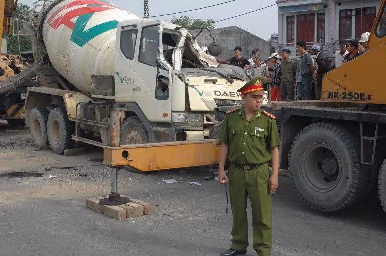 Lực lượng chức năng nhanh chóng có mặt tại hiện trường vụ tai nạn.
