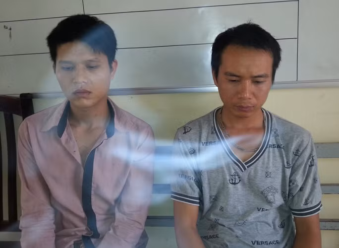 Tân (trái) và Quyết (phải) tại cơ quan công an.