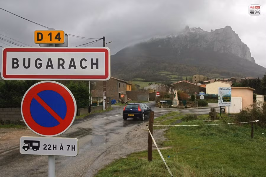 Tin đồn về ngày tận thế đã lan đến một ngôi làng ở chân núi Pyrenees miền nam nước Pháp nơi có hơn 200 hộ dân sinh sống, một nơi được đồn rằng phi thuyền của người ngoài hành tinh sẽ đến cứu những ai có mặt tại đây vào ngày tận thế. Từ ngày có tin đồn ngày tận thế rơi vào 21/12/2012, giá bất động sản ở khu vực này đã tăng lên 5 lần bất chấp kinh tế suy thoái.